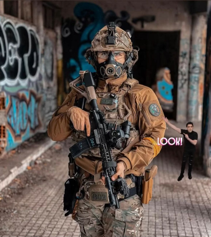 Operador com patch Portuguese Blood no braço