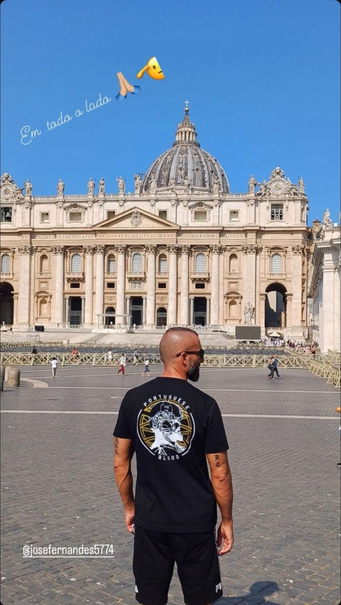 Cliente com t-shirt Portuguese Blood no Vaticano