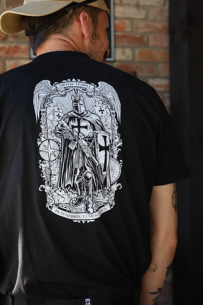 Cliente com t-shirt de templário