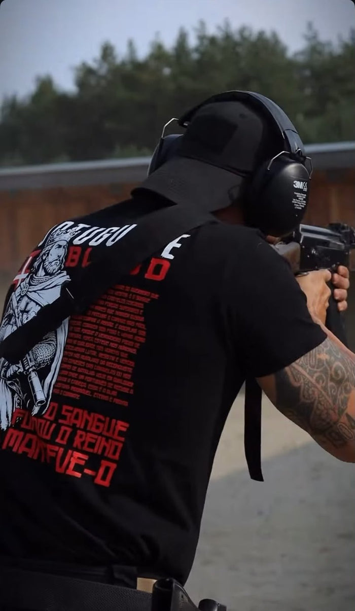 Cliente na carreira de tiro com t-shirt The King