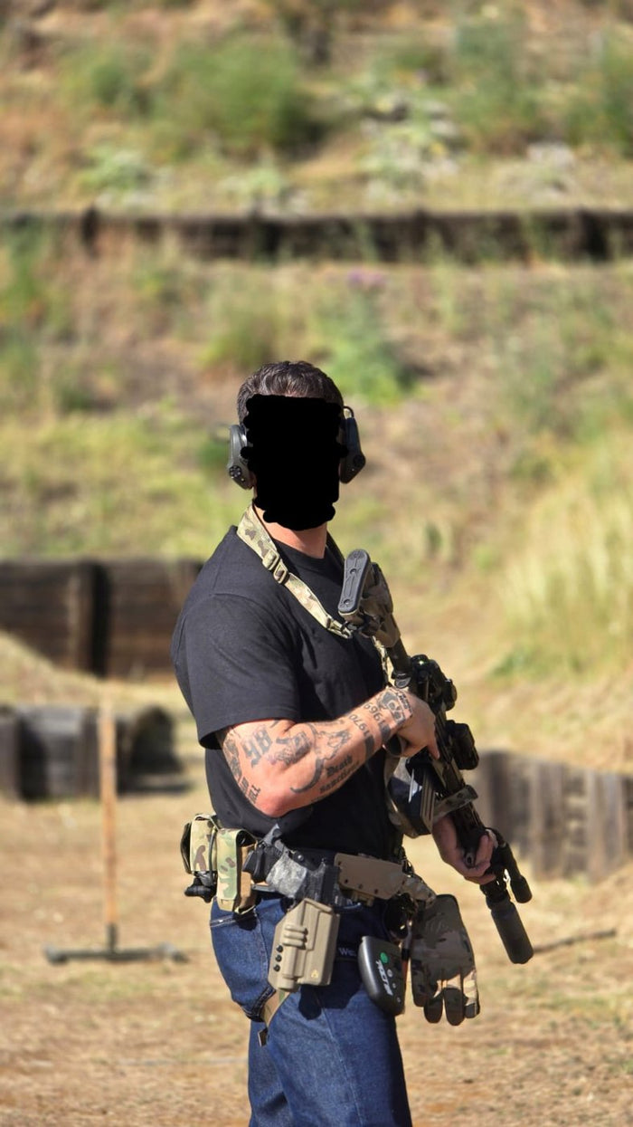 Cliente na carreira de tiro com coldre Tactical Soul
